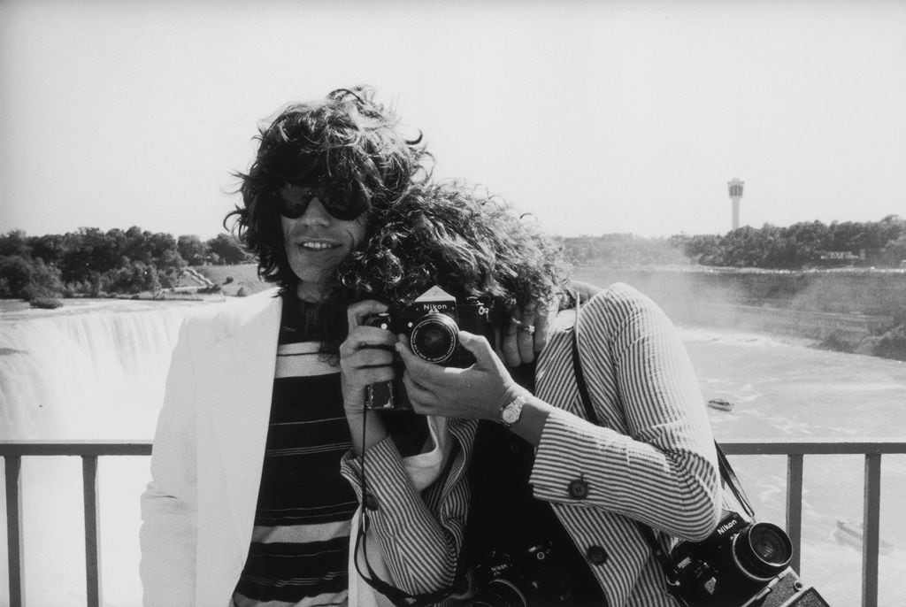 Annie Leibovitz y Mick Jagger, cantante de los Rolling Stones, en 1975, en las cataratas del Niágara