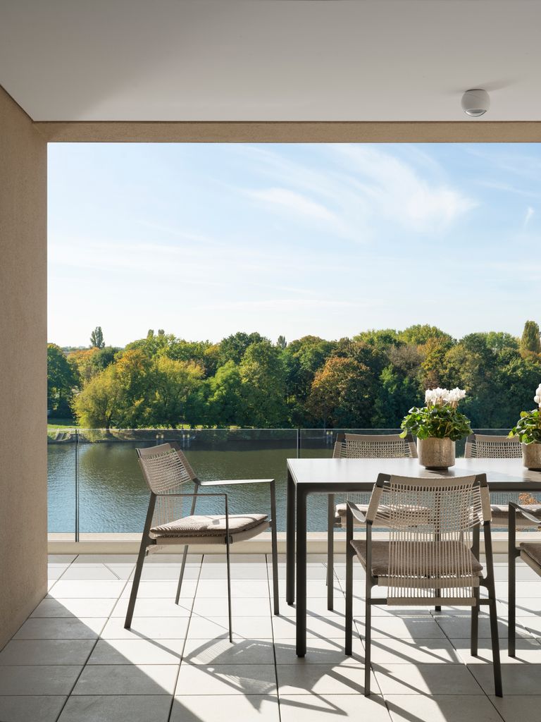 Terraza equipada con un comedor de verano