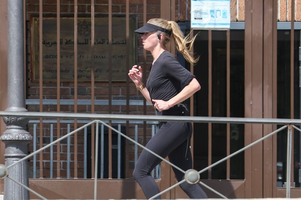 La actriz Amber Heard haciendo footing en Madrid en abril de 2024