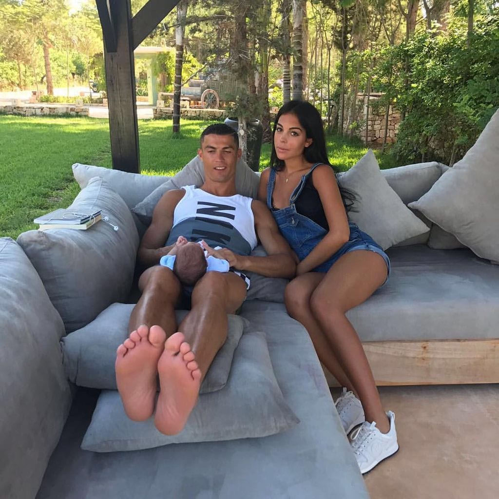 Cristiano Ronaldo junto a su hijo Mateo y Georgina Rodríguez