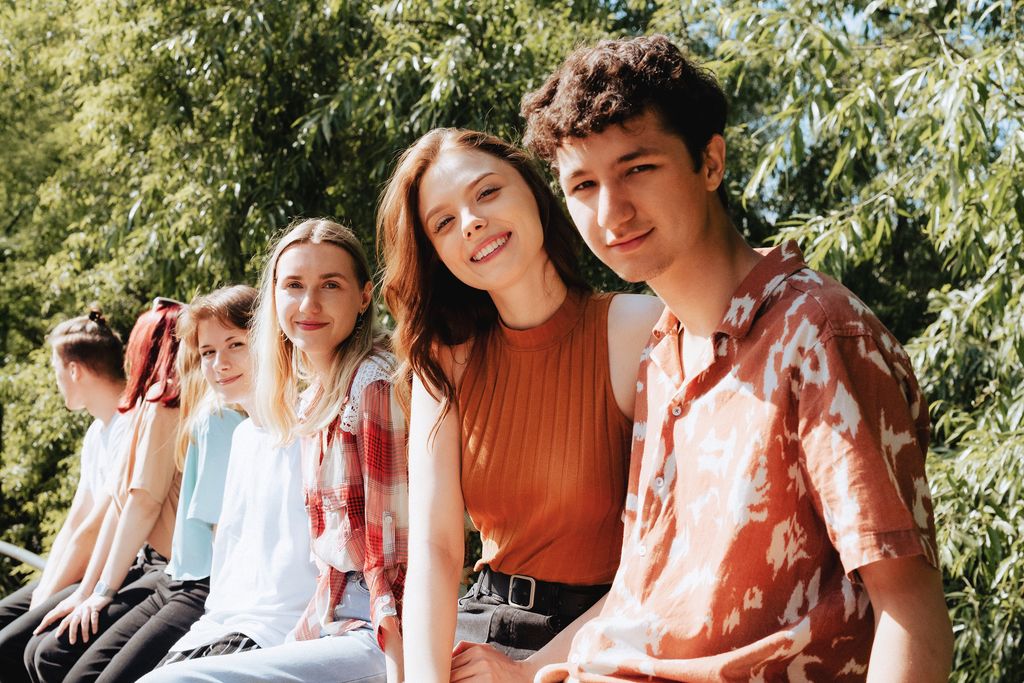 Grupo de jóvenes juntos al aire libre