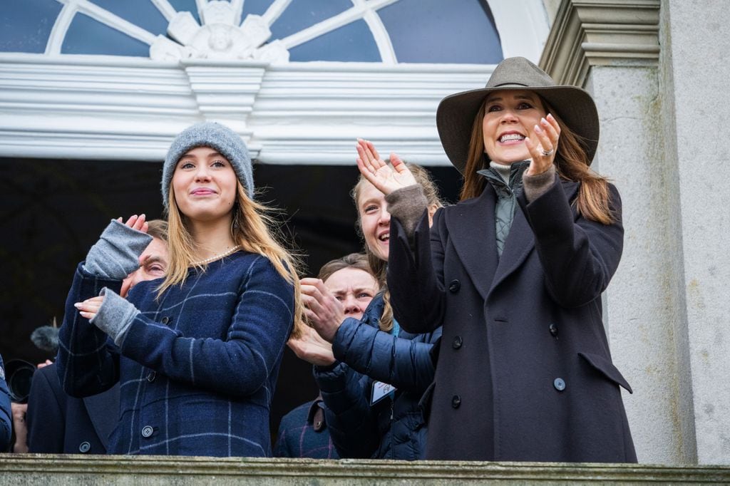Plano medio de Mary de Dinamarca y Josephine de Dinamarca en la carrera Hubertus