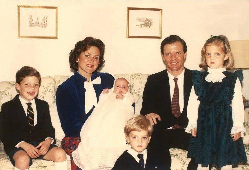 Plano medio de Antonio de Orleans-Braganza con sus hijos y su mujer