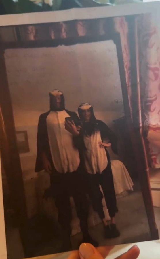 El príncipe Harry y Meghan Markle vestidos con pijamas de pingüino