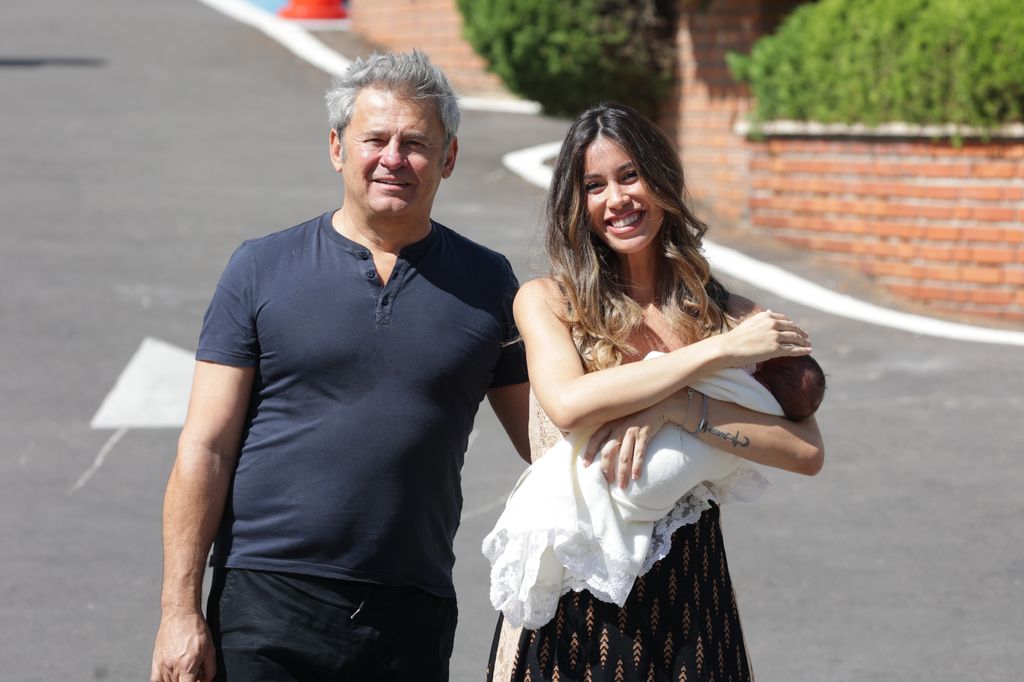 Miki Nadal y Helena Aldea salen del hospital con Ángela, su segunda hija en común