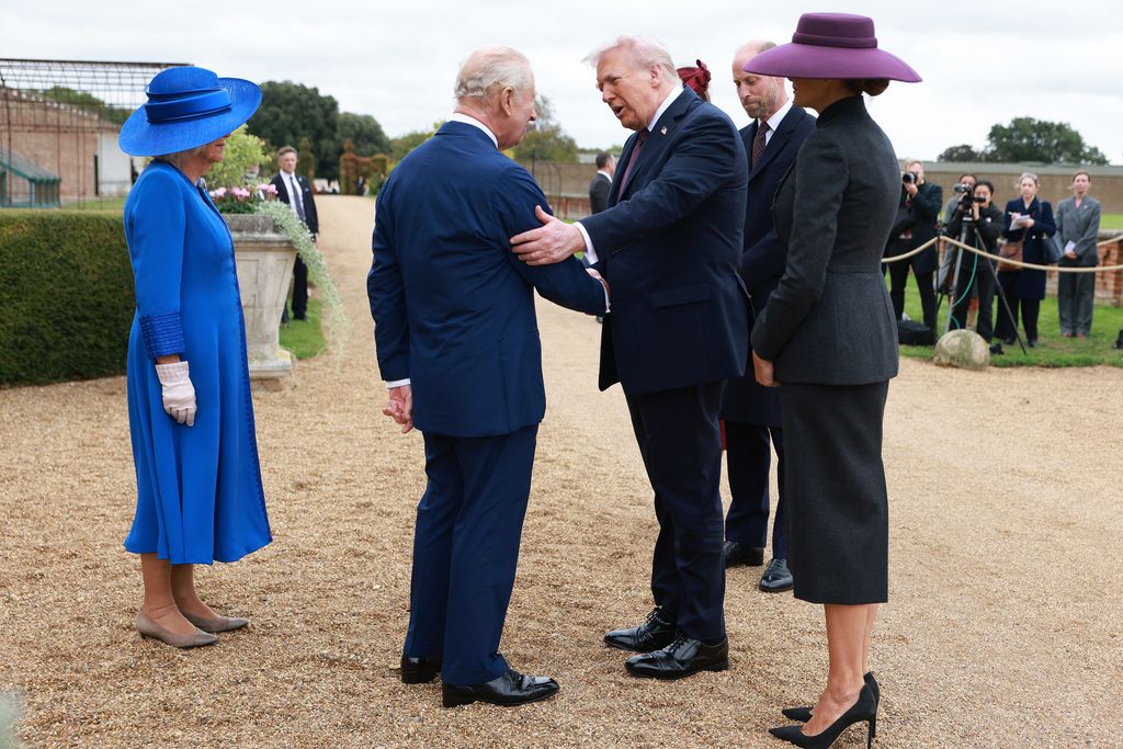 El rey Carlos y las reina Camilla saludan a los Trump a su llegada a terrenos de Windosr.