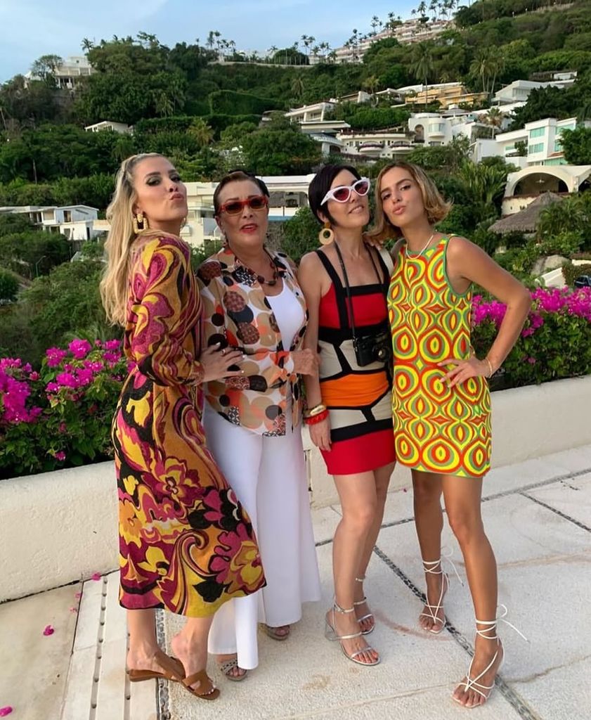 Michelle Salas, Sylvia Pasquel, Stephanie Salas y Camila Valero.