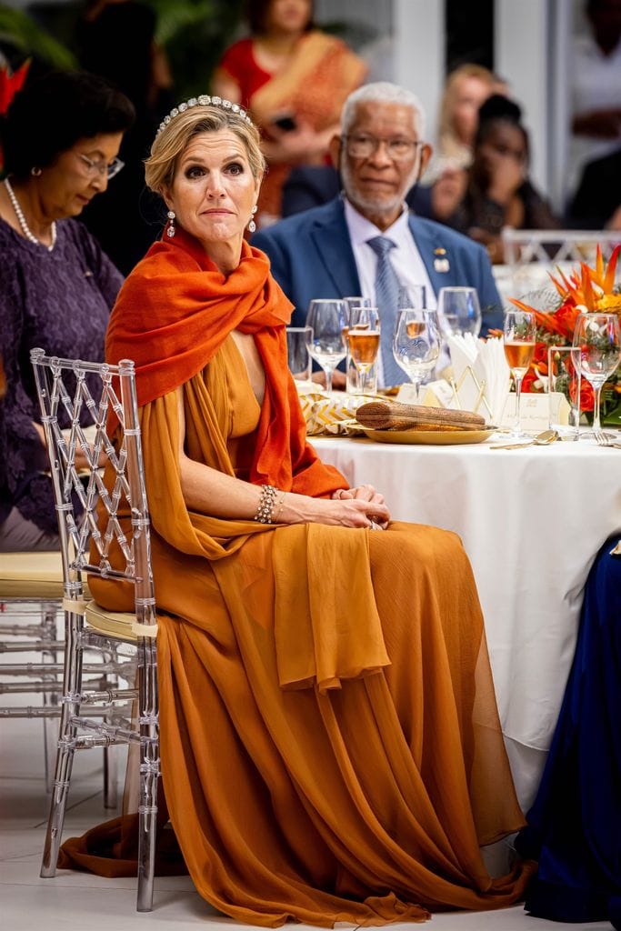 EL REY GUILLERMO ALEJANDRO, LA REINA MÁXIMA DURANTE EL BANQUETE DE ESTADO EN EL PALACIO PRESIDENCIAL EN PARAMARIBO (Surinam) 