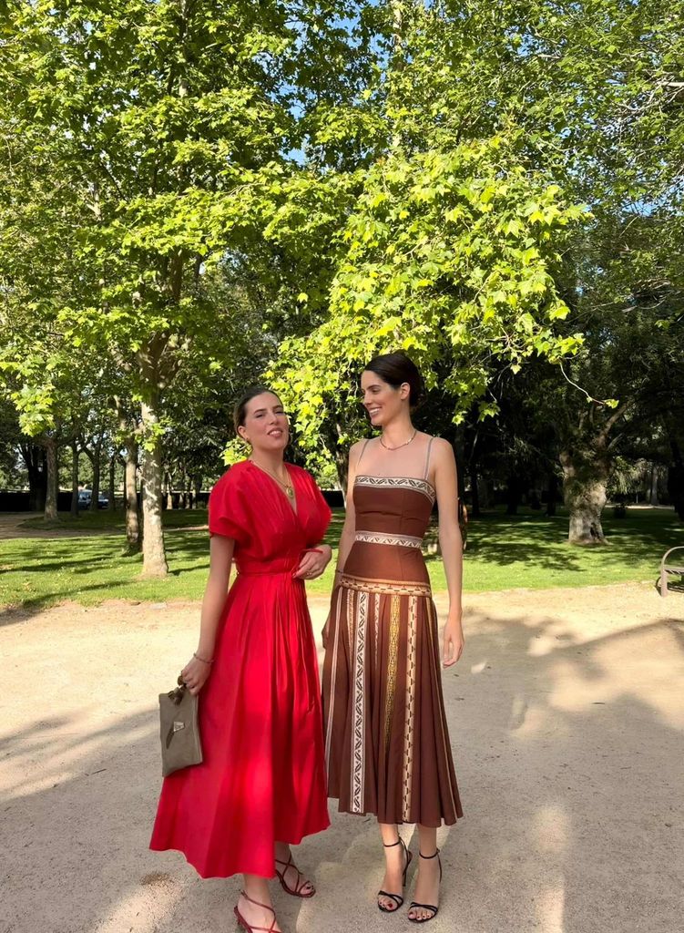 Sofía Palazuelo, sofisticada y rompedora con su último look de invitada: marrón chocolate y falda midi plisada
