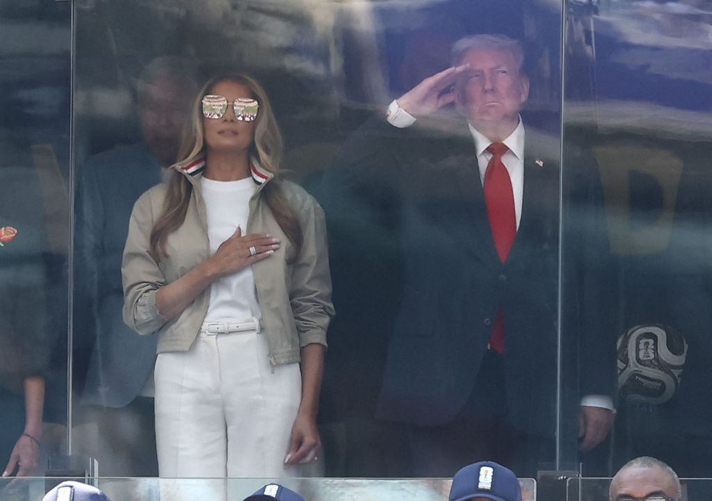 Melania y Donald Trump mostraron sus respetos mientras se entonaba el himno de los Estados Unidos.