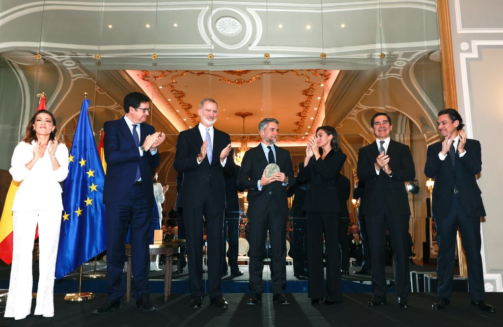 Plano medio de los reyes de España aplaudiendo tras otorgar el premio a Carlos Franganillo