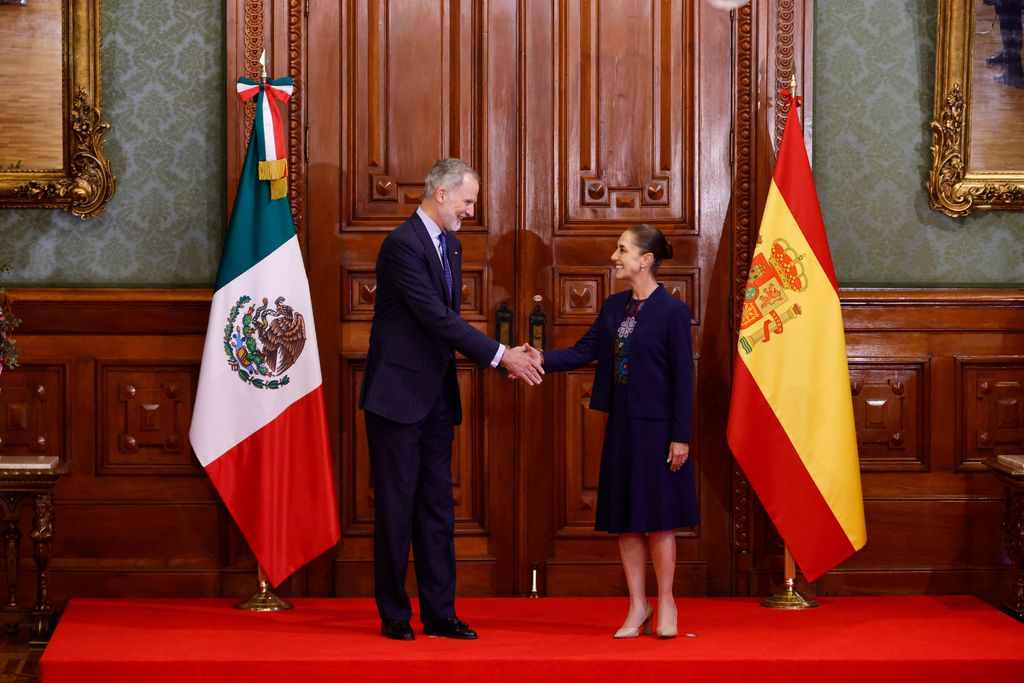 El rey Felipe VI estrechando la mano de la presidenta Claudia Sheinbaum.