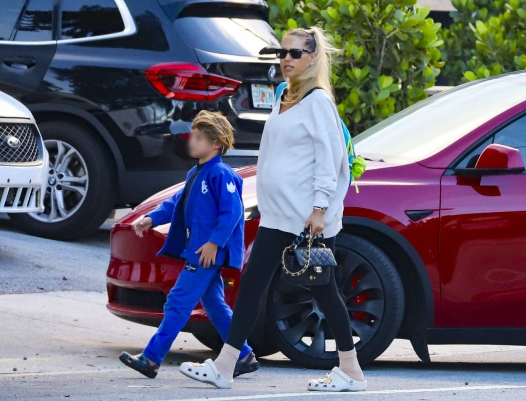Anna Kournikova fue captada en Miami junto a su hijo Nicholas mientras cumplía sus deberes como mamá.