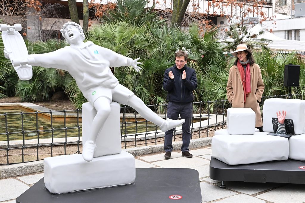 El alcalde de Madrid, Jose Luis Martínez-Almeida, y Claudia Stilianopoulos , autora de la escultura 