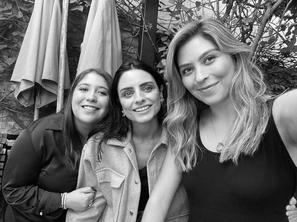 Aislinn Derbez con sus hermanas Michelle y Chiara