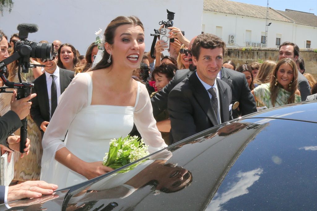Patricia Cadaval y Pablo Cacace Vaca salen de la iglesia 