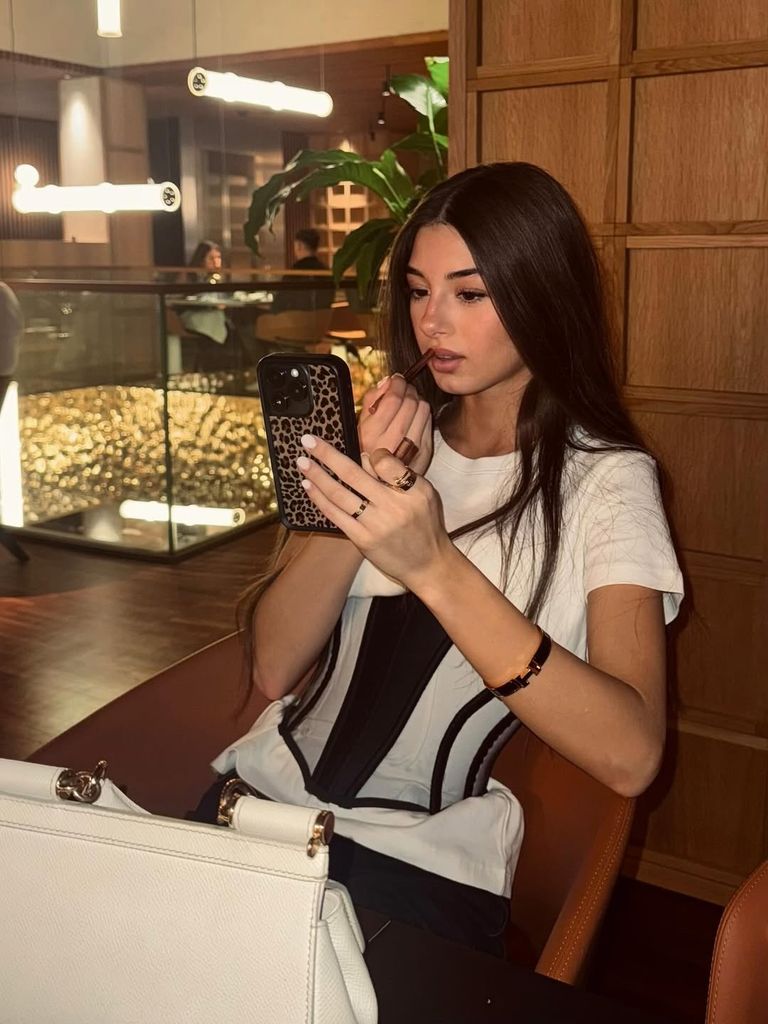 En redes se volvió tendencia por su gran parecido con su mamá Elizabeth Gutiérrez.