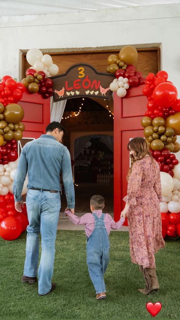 Carlos Rivera y Cynthia Rodríguez consintieron a su hijo León con una increíble fiesta con temática de granja.