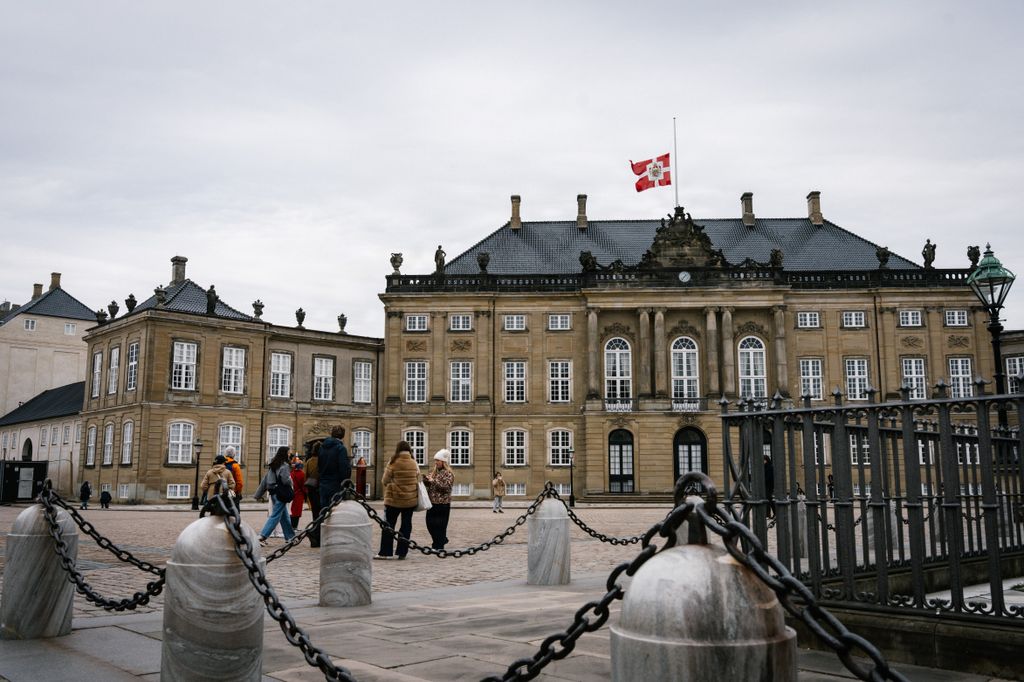 El palacio de Amalienborg con las banderas a media asta por el fallecimiento de John Donaldson