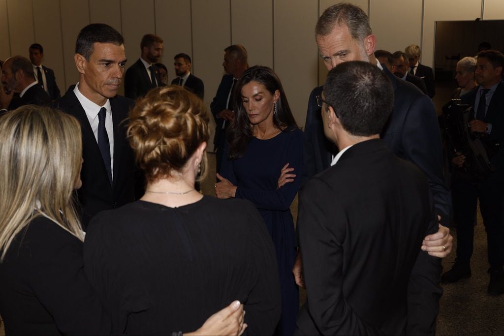 Los Reyes habando con la familiar de uno de los fallecidos