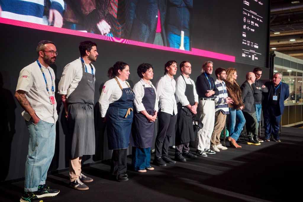 Foto de grupo de los finalistas y miembros del jurado del concurso.