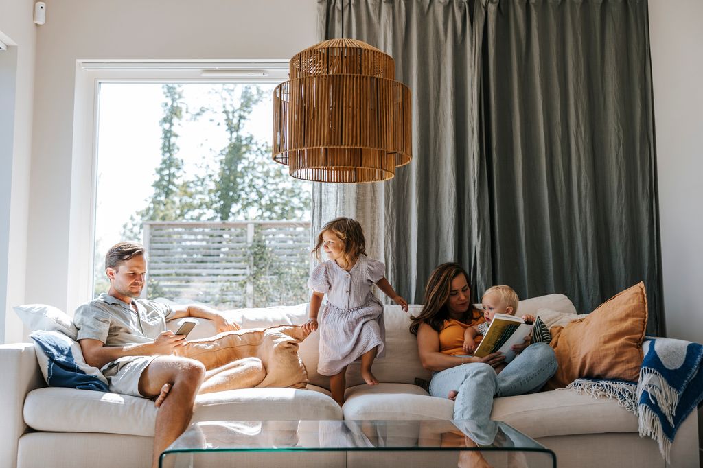 Familia en su casa en verano