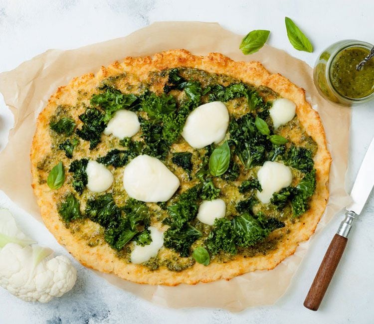 Pizza de coliflor con pesto, kale y mozzarella