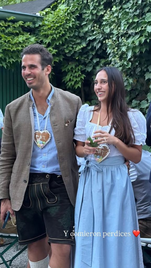 Los novios un día después de su boda con la vestimenta típica austríaca