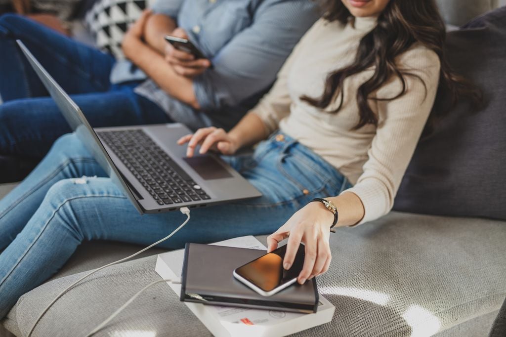 Dejar el cargador del móvil enchufado sin el teléfono conectado también consume electricidad