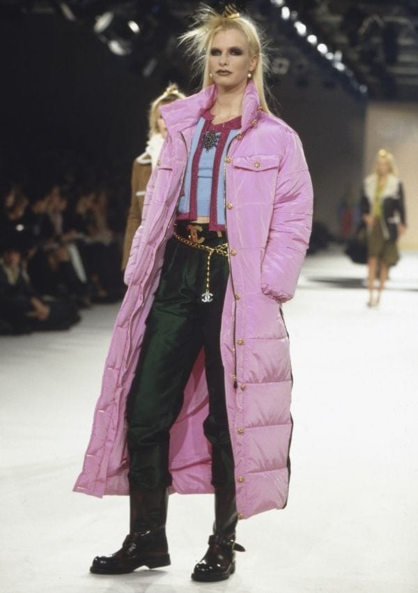 Modelo con abrigo vintage de Chanel en la pasarela de la Semana de la Moda de París de 1996
