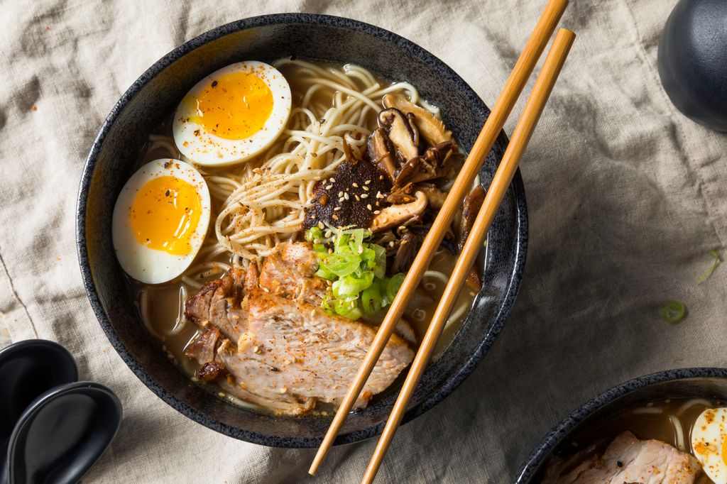 'Ramen' con cerdo, huevos y setas. 