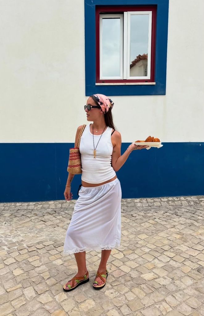 7 formas originales (y fáciles) de llevar la camiseta blanca, el básico que todas tenemos