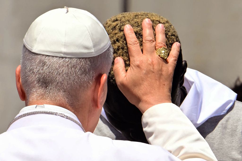 El papa León XIV bendice a un migrante en el muelle de Arguineguín