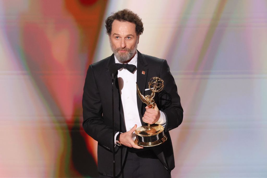 Matthew Rhys ganó el Emmy a Mejor Actor Protagonista en Miniserie o Película por 'The Beast in Me'.