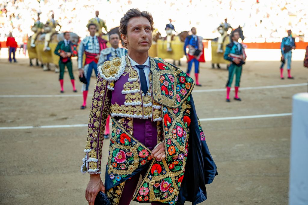Roca Rey luciendo su llamativo traje de luz