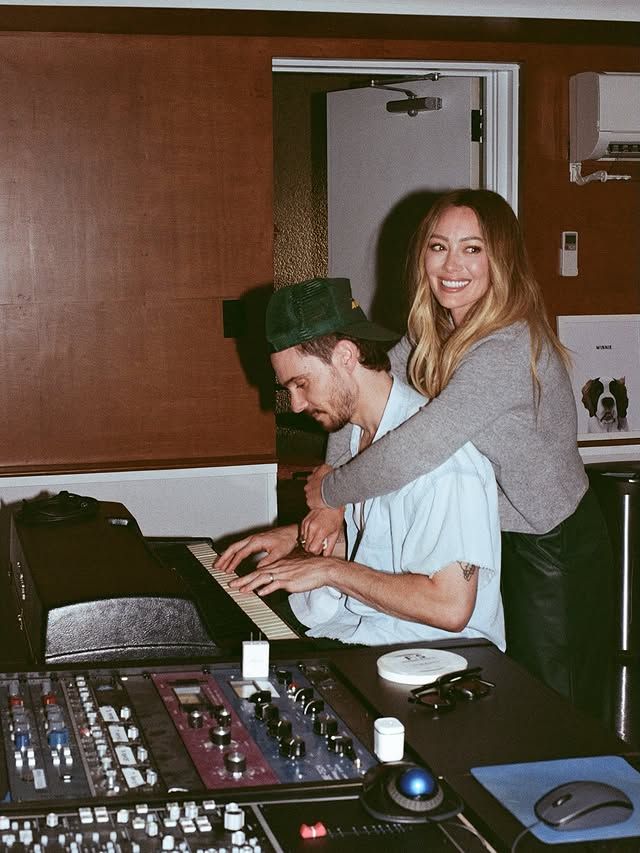 Hilary Duff trabajando en el estudio
