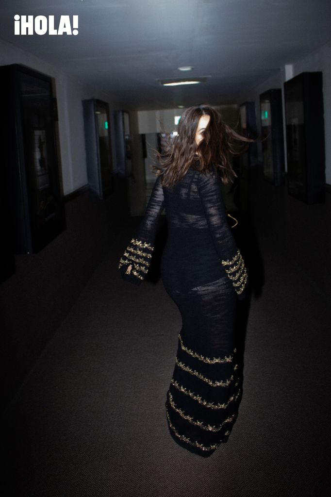 Cassandra Ciangherotti en un total look de Chanel con transparencias y delicados bordados dorados. 