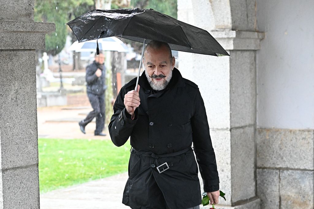 Antonio Albella en el entierro de Encarnita Polo