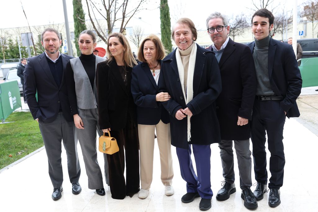 Raphael, Natalia Figueroa, Manuel Martos, Jacobo Martos, Alejandra Martos Figueroa, Manuela de Arenzana Martos y Carlos Arenza Martos en Boadilla del Monte