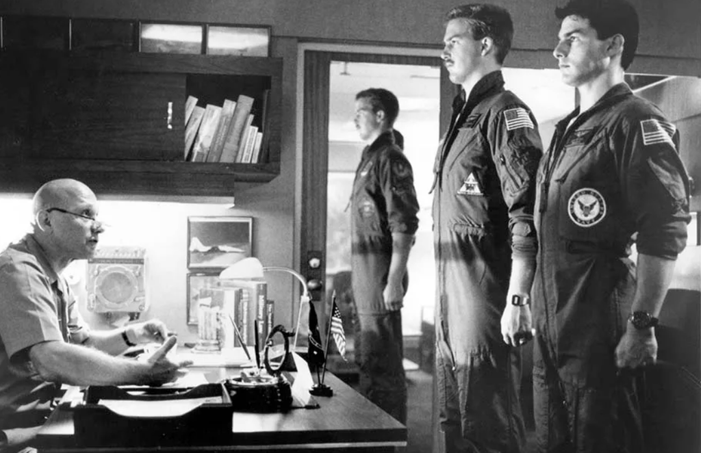 James en un frame junto a Tom Cruise en Top Gun