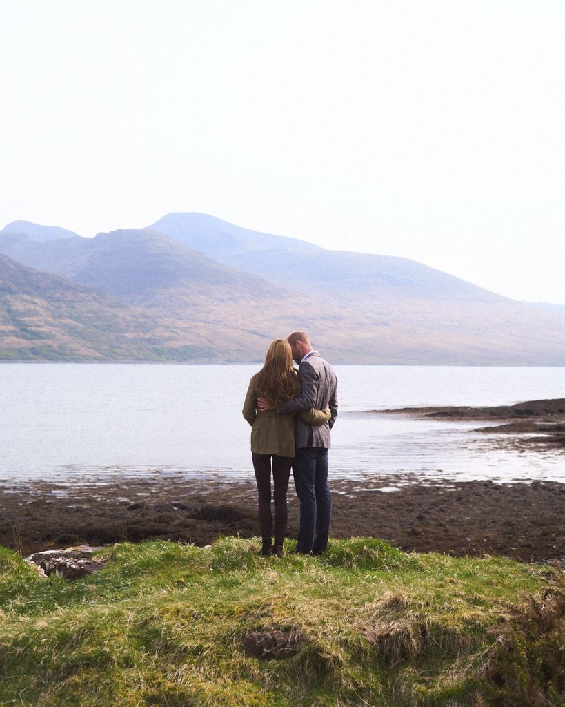 El príncipe William y la princesa Kate compartieron esta bella foto tomada en la isla de Mull para celebrar su 14 aniversario de bodas.