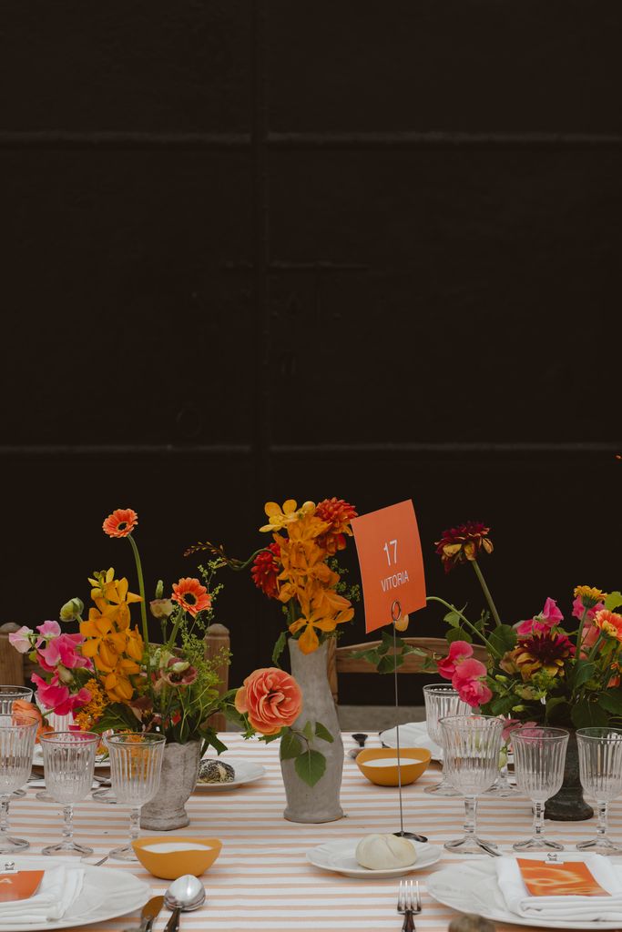 Decoración de mesas de boda en naranja