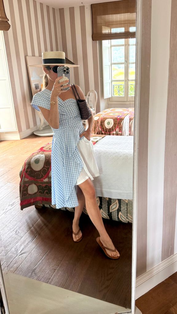 Inés de Cominges con vestido estampado y sombrero en su escapada familiar al campo