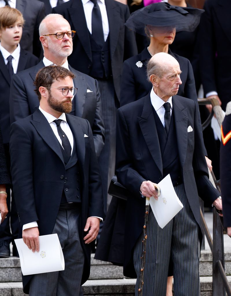 En el funeral de la duquesa de Kent, Edward Windsor, Lord Downpatrick, a la derechaa de su abuelo, justo detrás esta su padre, George Windsor, Conde de St Andrews