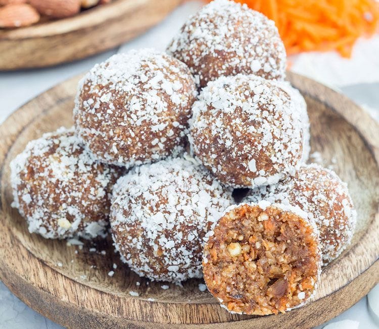 Trufas 'paleo' con zanahoria, dátil, almendra y coco