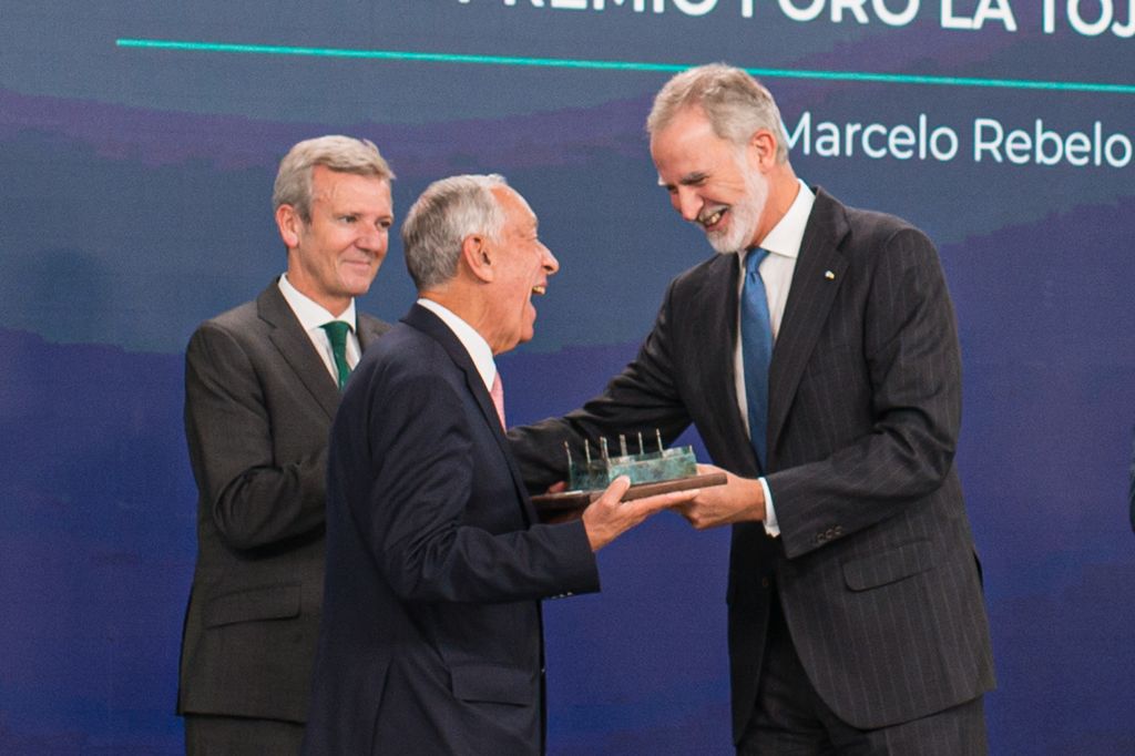 El rey Felipe VI entrega al expresidente de la República Portuguesa, Marcelo Rebelo de Sousa, el Premio Foro La Toja - Josep Piqué