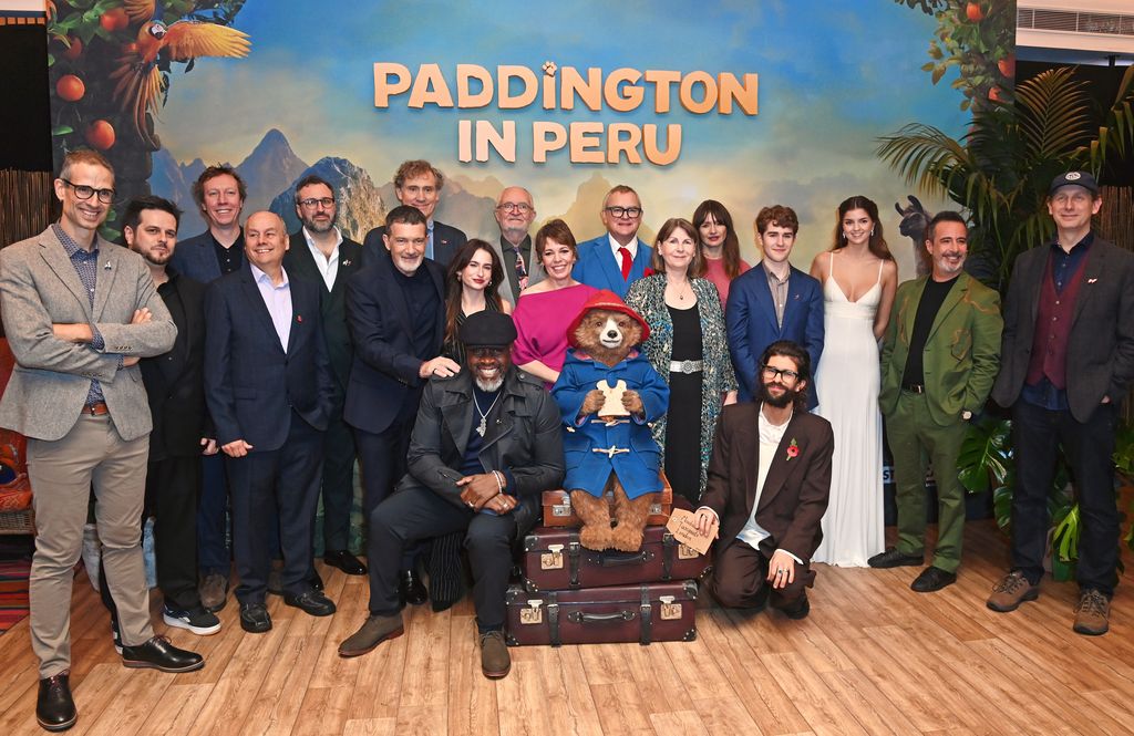 Plano entero de invitados a la premiere de 'Paddington in Peru' en Londres