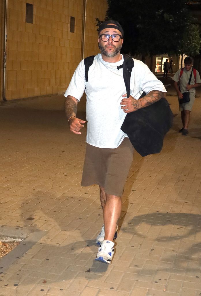 Kiko Rivera regresa a Sevilla junto a su novia y sus tres hijos