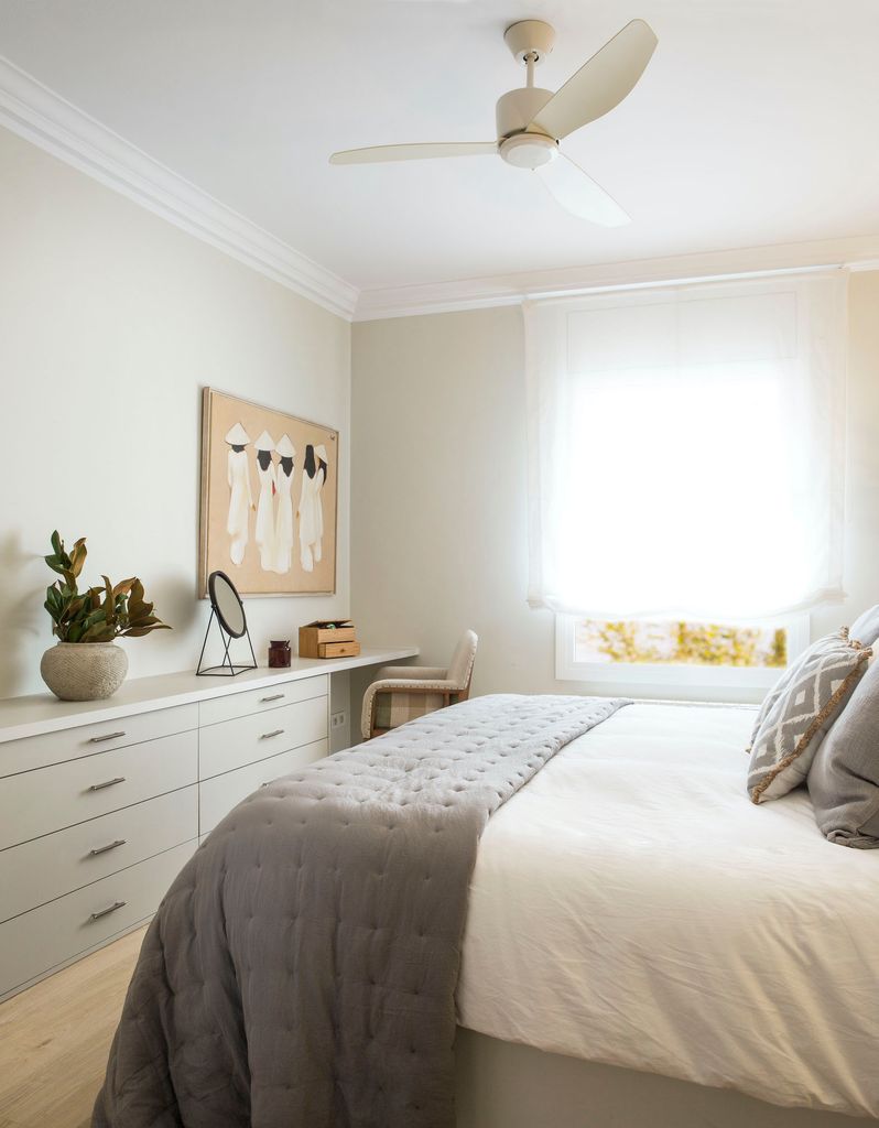 Dormitorio con mueble a medida a los pies de la cama.