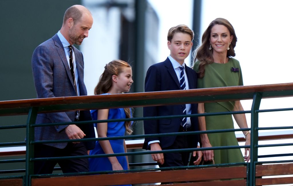 Los príncipes de Gales, Kate y Guillermo, junto a sus hijos George y Charlotte en la final masculina de Wimbledon, 2026.